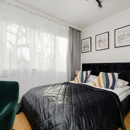 Modern Black & Wooden Apartment Warsaw Near The Airport By Noclegi Renters Ngoại thất bức ảnh