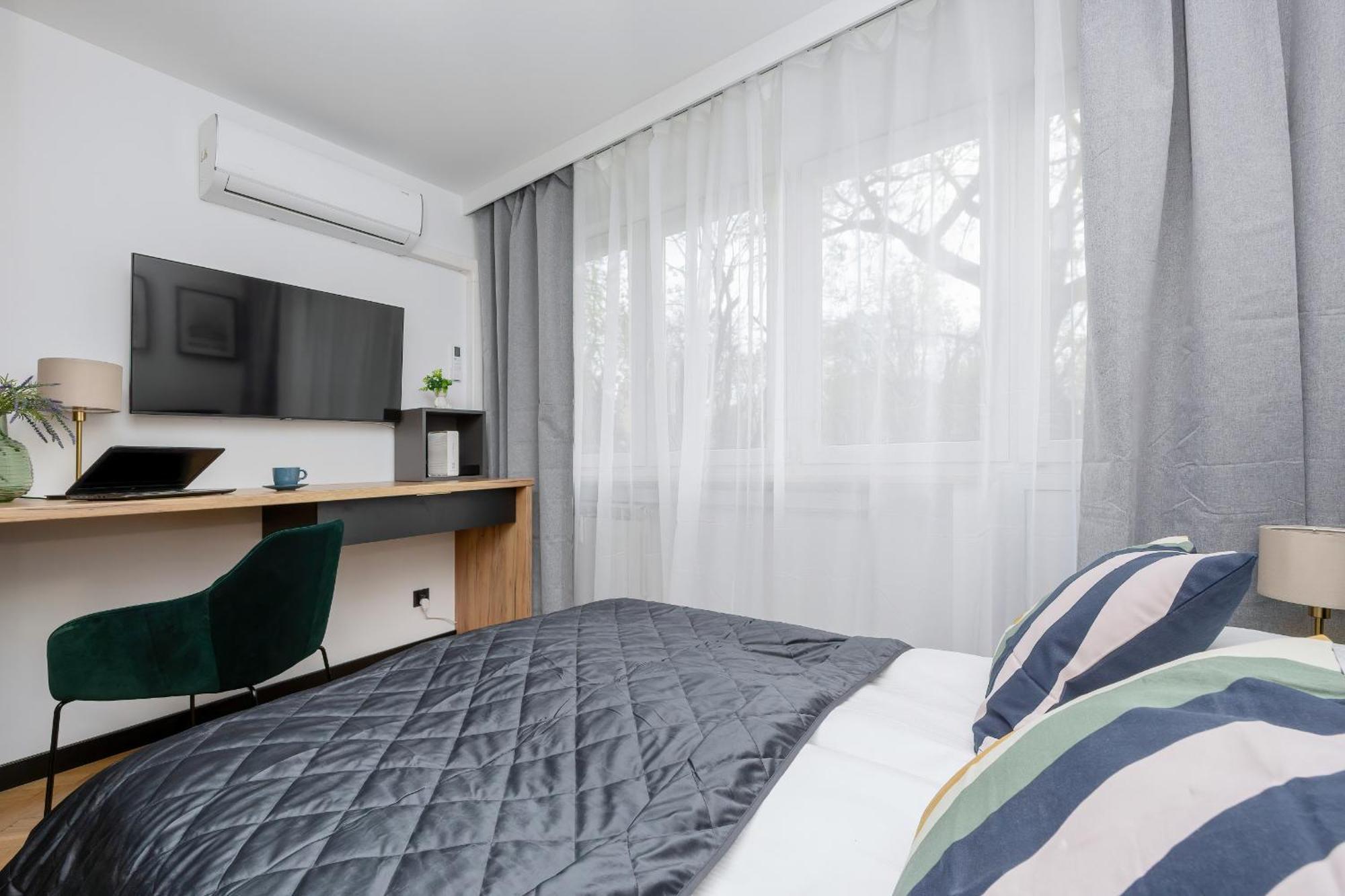 Modern Black & Wooden Apartment Warsaw Near The Airport By Noclegi Renters Ngoại thất bức ảnh