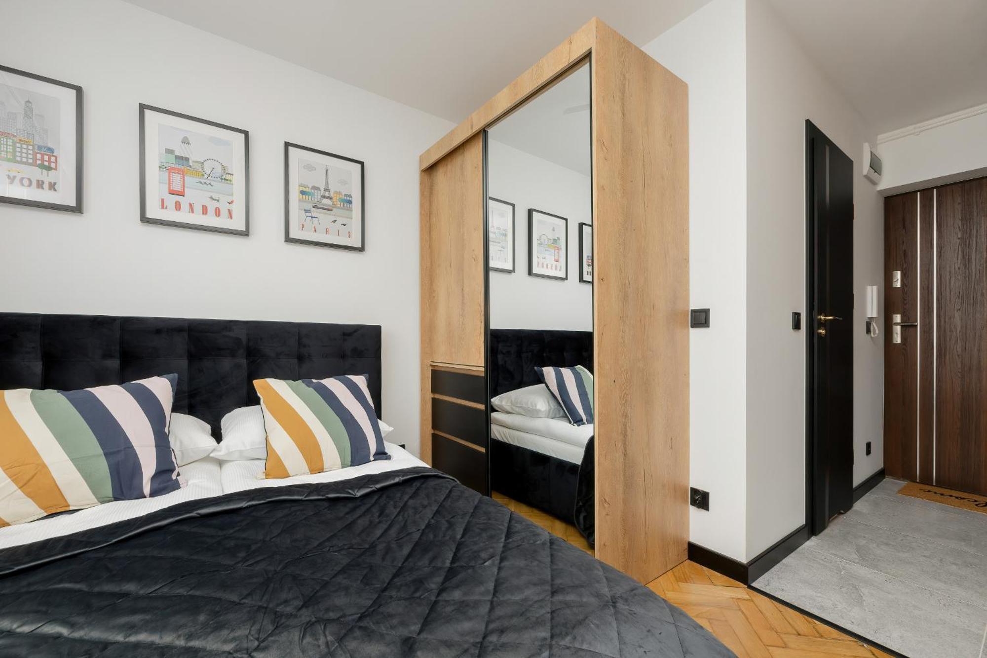 Modern Black & Wooden Apartment Warsaw Near The Airport By Noclegi Renters Ngoại thất bức ảnh